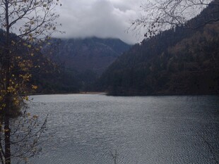 山间静谧湖水风景图