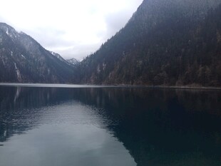 静谧山水间的幽美湖泊