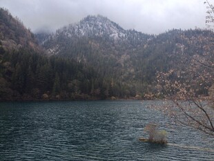 山间幽湖 静谧自然之景