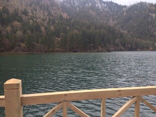 湖畔木栏处的山水景致