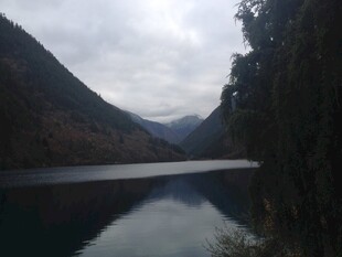 宁静山水间的美丽湖泊