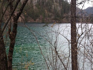 林间碧湖 澄澈如镜