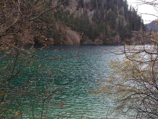 山间碧绿湖水迷人景致