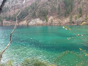 碧绿湖水映山间美景