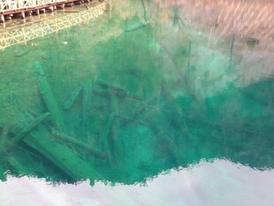 清澈水下的沉船遗迹