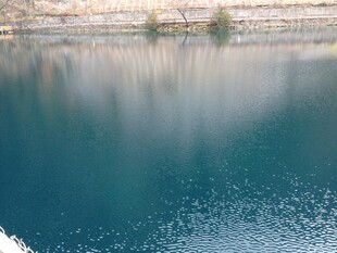 宁静湖水 波光粼粼
