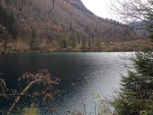 山间静谧湖泊美景