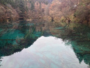 山间碧湖映天色