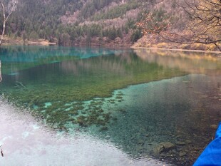 清澈幽美的山间碧绿湖水