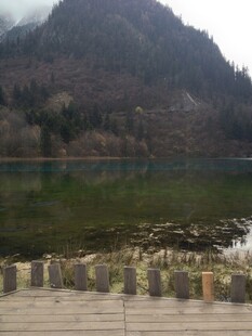 山水相依的湖边木质栈道