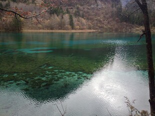 清澈碧绿的山间湖泊