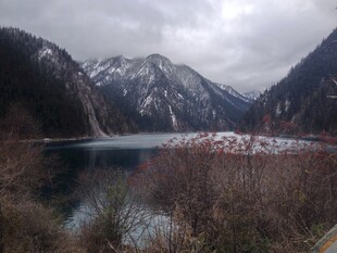 雪山下的静谧湖泊