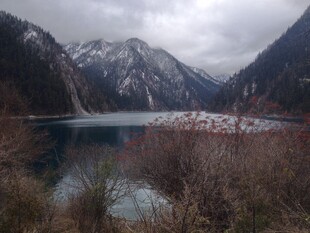 山间静谧湖泊美景