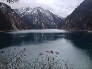 雪山下的静谧湖泊