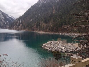 山间幽蓝湖泊美景