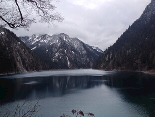 雪山下的静谧湖泊