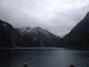 云雾缭绕的幽美山水湖景