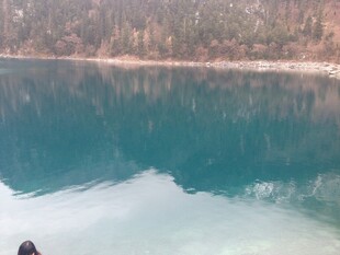 清澈湖水与岸边景致