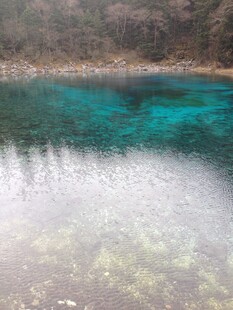 清澈幽蓝的山间湖水