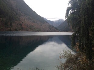 宁静山谷中的幽美湖泊