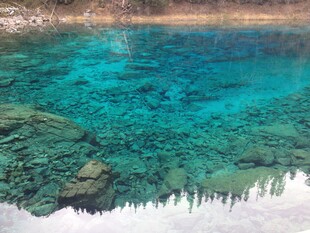 清澈见底的蓝绿色湖水