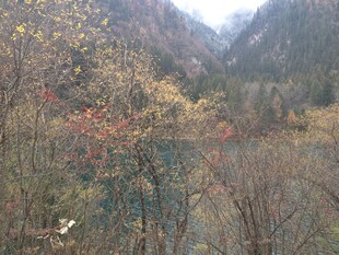 山间秋景中的静谧湖泊