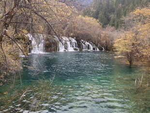 秋日山林中的清澈瀑布