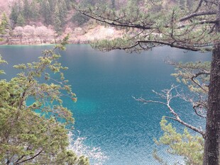 山林间的幽蓝静谧湖泊