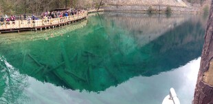 清澈碧绿的湖水风景