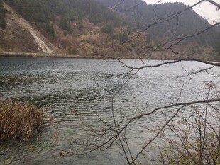 山间宁静湖泊景色