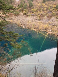 山间幽蓝湖泊美景