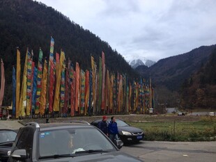 山间经幡阵 车辆停靠旁