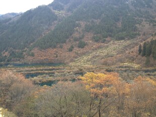 秋日山间多彩湖泊美景