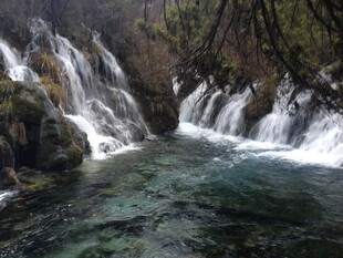 山间灵动瀑布与清澈溪流