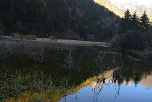山间静谧湖泊美景