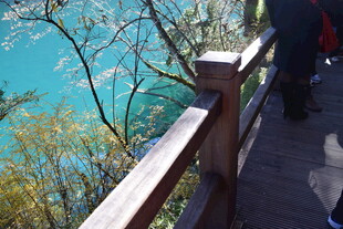 湖畔木栈道上的漫步风景