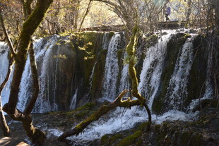 山间瀑布溪流自然美景
