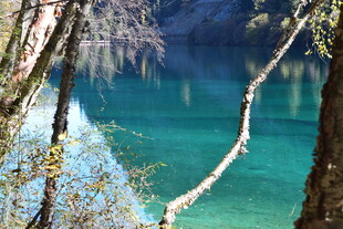 山间幽蓝湖水美景