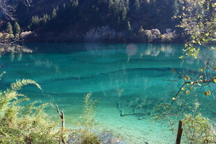 梦幻蓝绿色湖泊美景