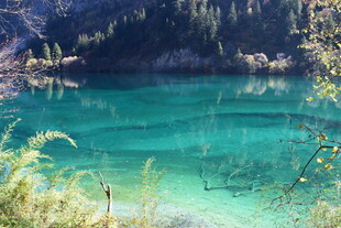 梦幻蓝绿色的清澈湖水景观