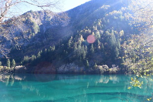 山间碧绿湖水美景