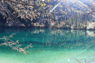 清澈碧绿的山间湖泊美景