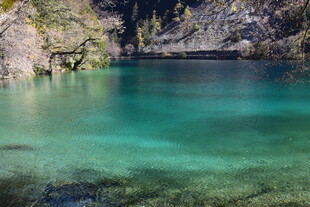 清澈碧绿的山间湖泊