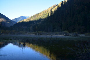 山间静谧湖景 自然之美