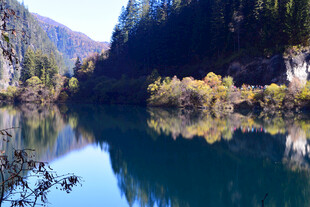 山间静谧湖景 秋色如画