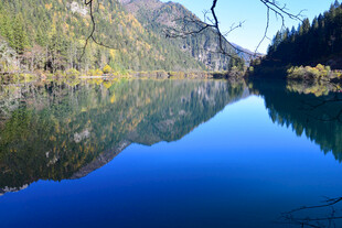 宁静山水湖面倒影美景