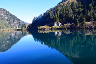 宁静山水湖景倒影如画