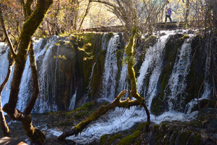 山间瀑布旁的徒步者