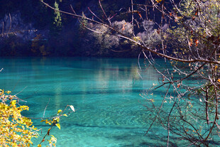 清澈蓝绿色湖水自然美景