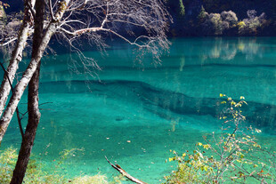 清澈幽蓝的迷人自然湖水